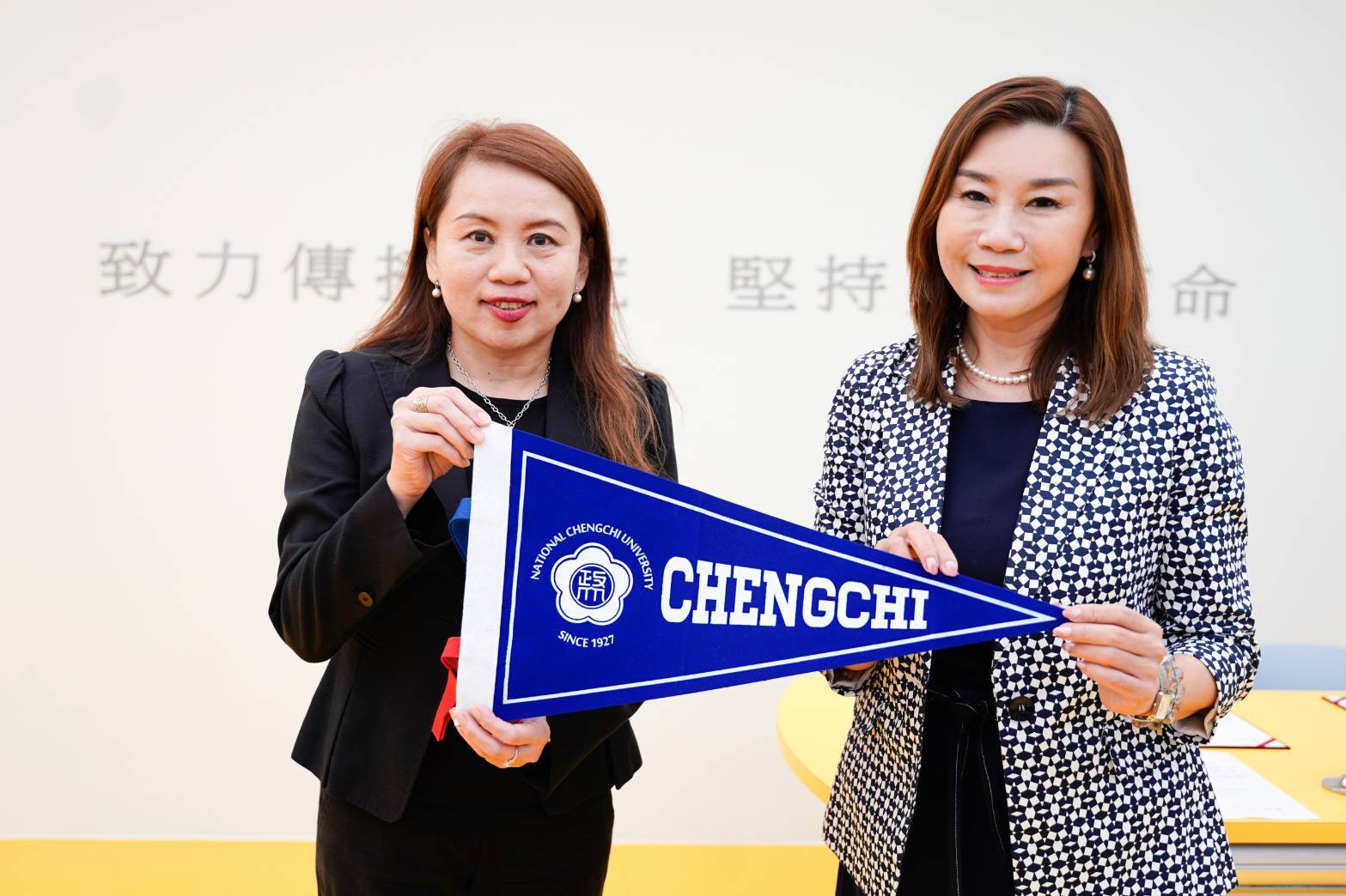 The head of the College of Communication of NCCU, Prof. Yi-Ning Chen, and the Head of the School of Communication of The Hang Seng University of Hong Kong (HSUHK), Prof. Hung Tso, signed a memorandum 